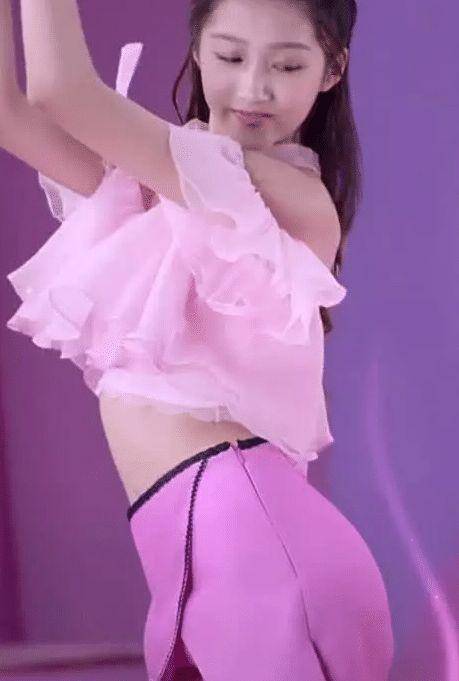 关晓彤拍摄"卫生巾"广告,未p图照曝光,提臀那一刻被撩了