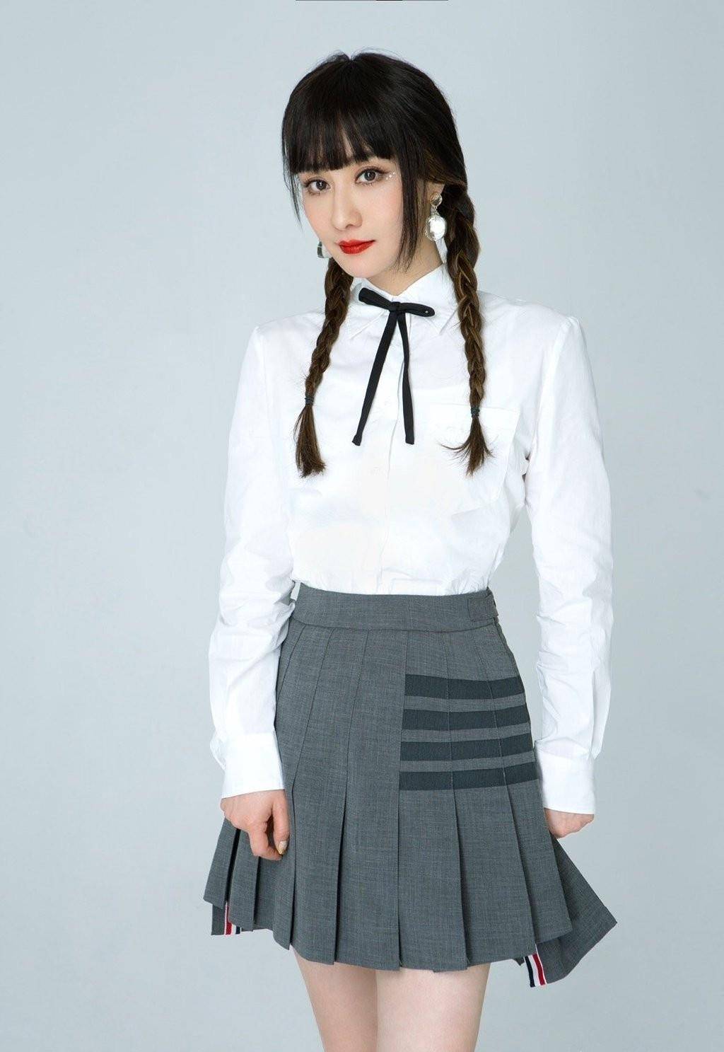 气质 47岁陈德容让人无地自容,穿学生制服,大把年纪比95后还要嫩