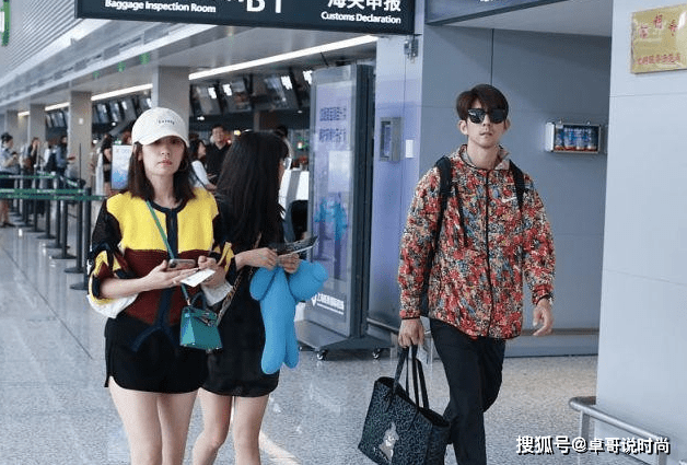 整体 贾静雯与小八岁对象出门，为显嫩，穿衣上做文章，网友：大可不必如此显漏