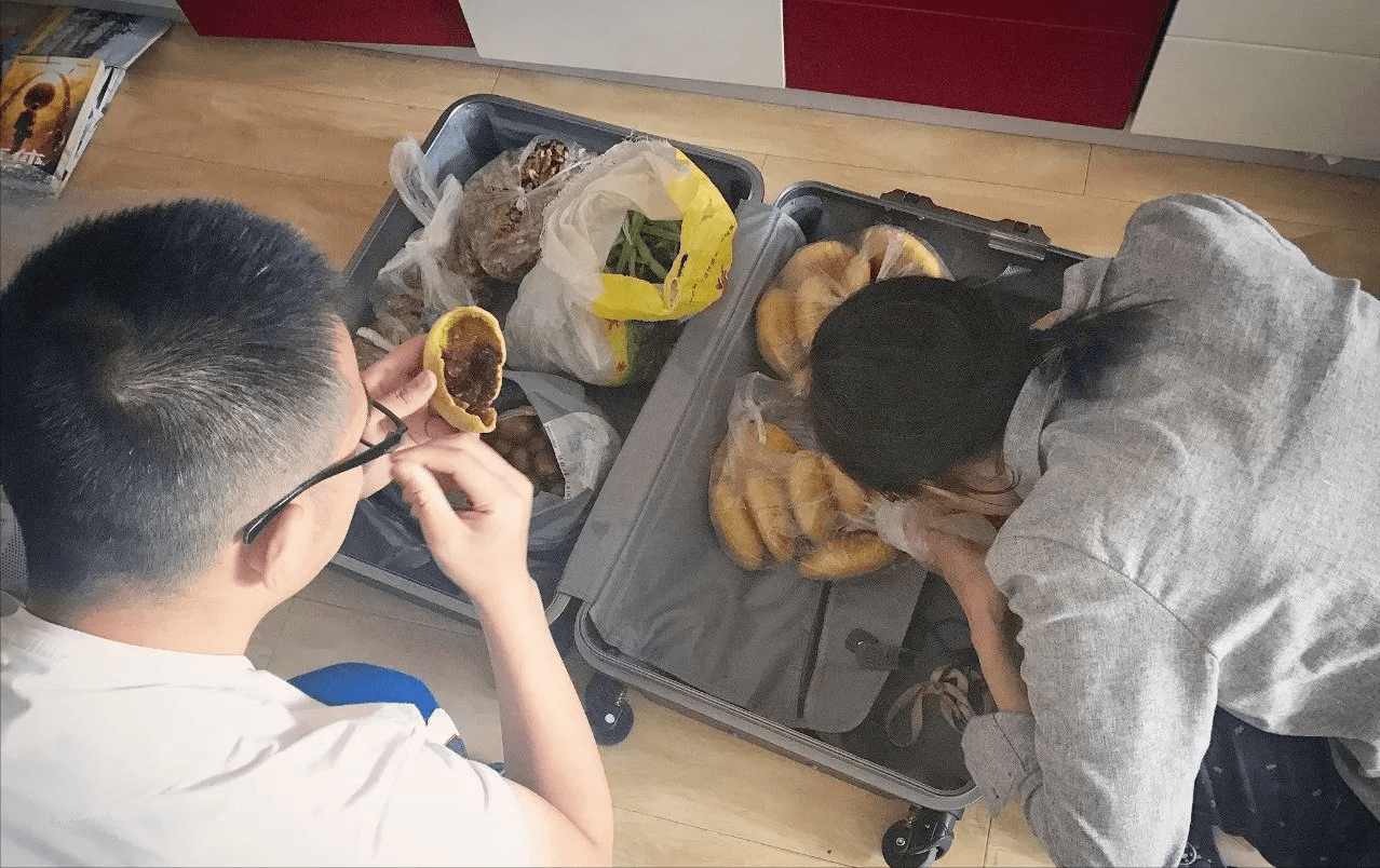 食品|继“喝11瓶奶”事件后,又有学校保安没收月饼,扔了一地让人心疼