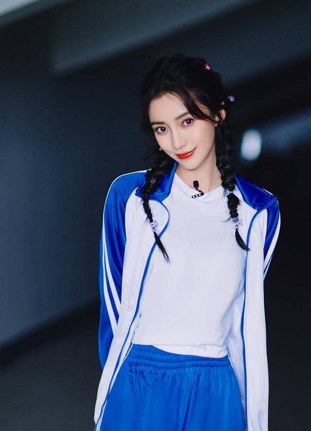 时装 杨颖重回少女时代,穿蓝白校服甜美温柔,双马尾看着好俏皮