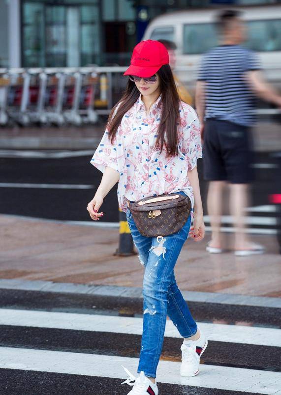 配饰 伊能静亮相机场，大牌配饰比服装更惹眼，网友：一身造型好显年轻