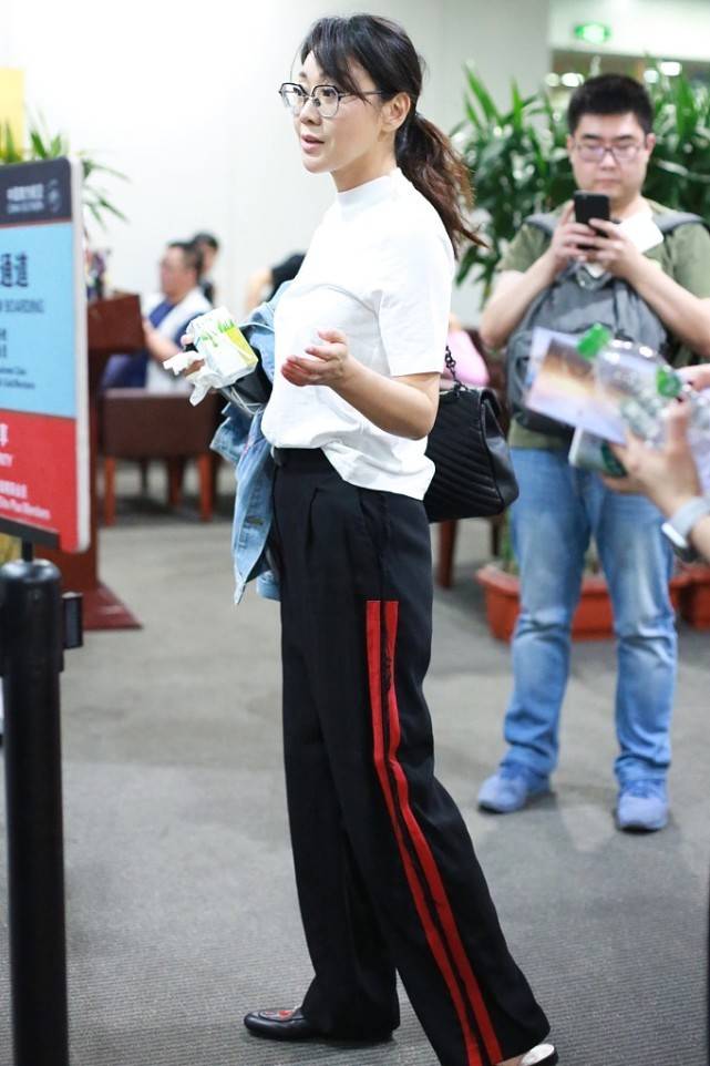 闫妮 闫妮私下里真接地气，白T恤配黑裤随性自然，一点没有明星架子