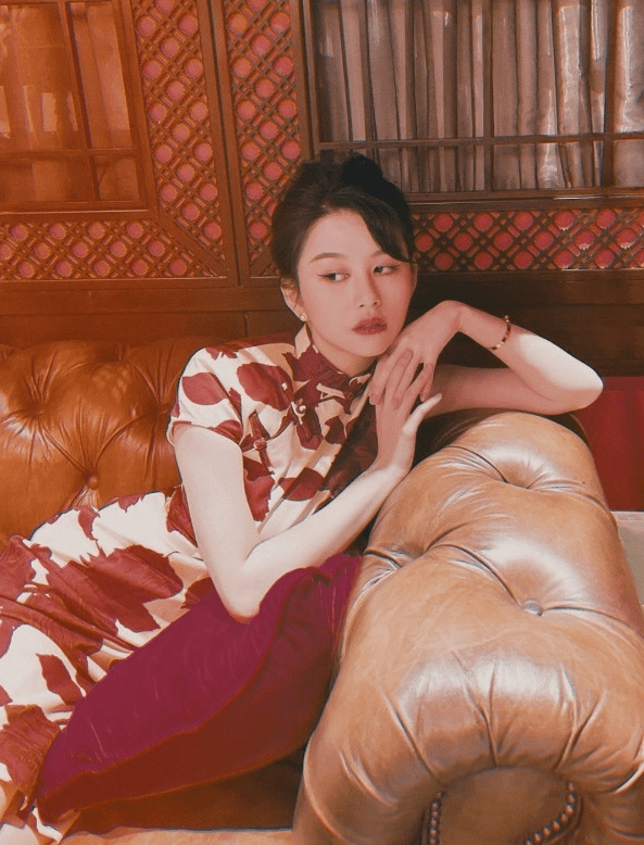 身材 被邱淑贞女儿惊艳到了，穿印花旗袍优雅又显贵气，身材好确实抢镜