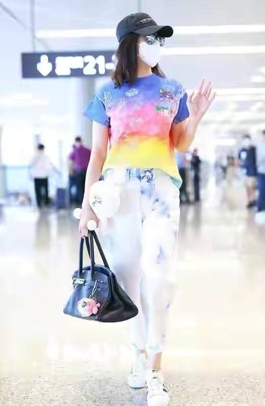 韵味儿 宋佳没有明星包袱，穿搭低调素颜就敢走机场，40岁的样子很真实