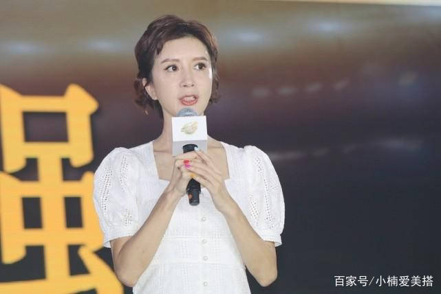 裙子 金巧巧穿木耳边露肩裙，年近半百气质也不差，素颜皮肤都这么细