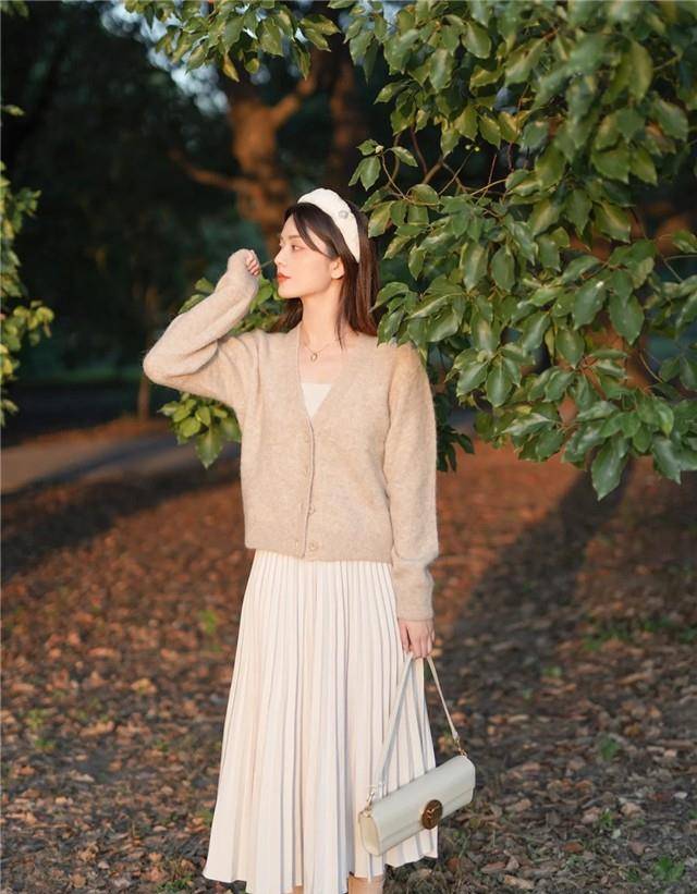 面料 今春流行的奶茶色“开衫”,温柔恬静又大方,尽情演绎气质淑女范