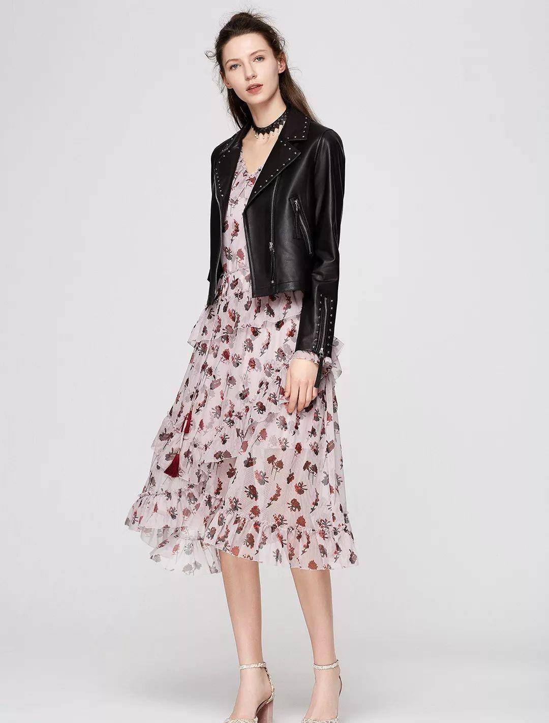 下半身 50岁黎姿气质依旧，穿皮裙成熟大气，“上明下暗”法素雅又减龄