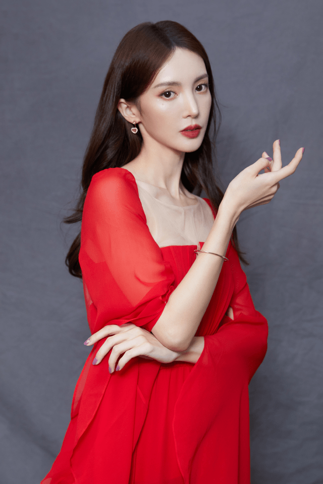 黑色 金晨又“火”了，身穿一袭红红火火的连衣裙拍时尚大片，高级惊艳