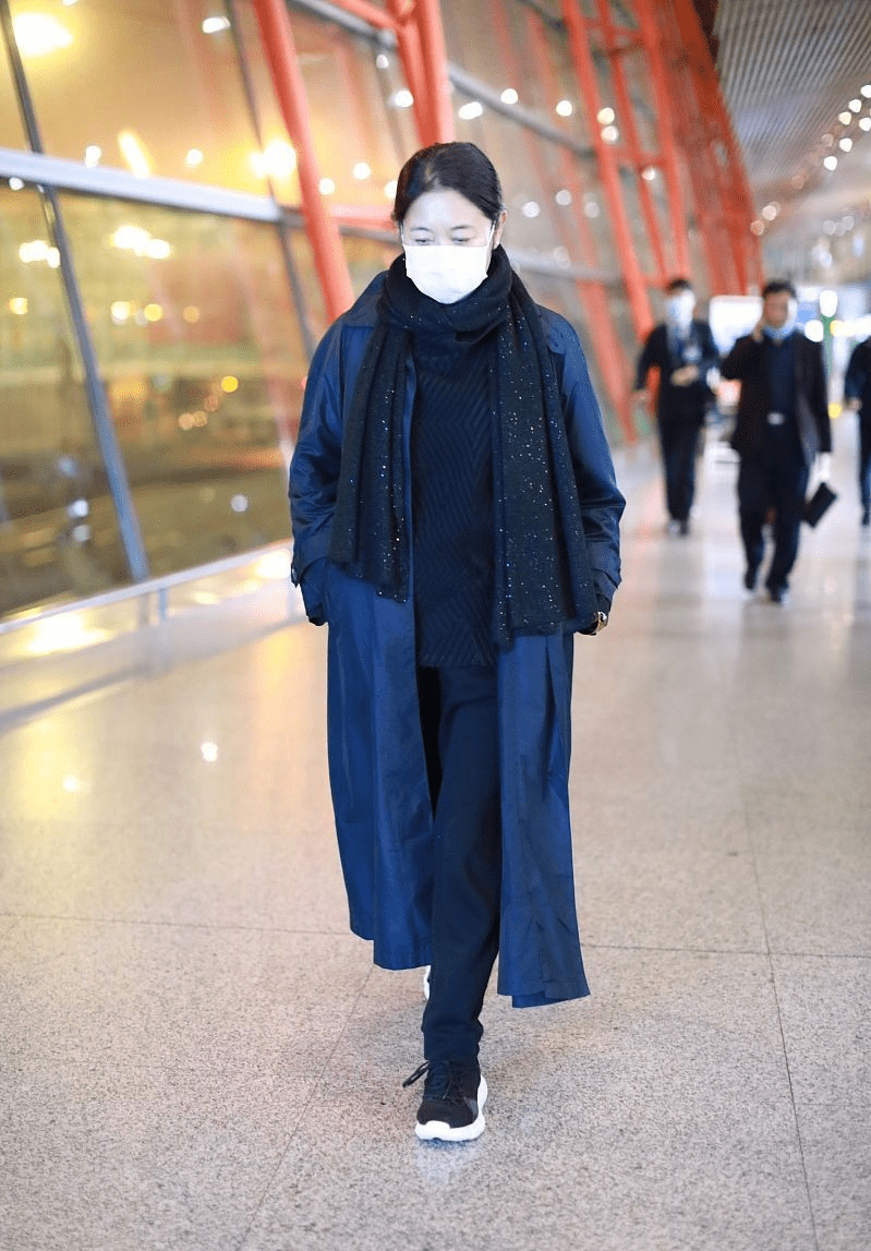 藏蓝色 62岁的倪萍穿搭简约，看着沧桑但气质挺好，素颜出行不惧镜头