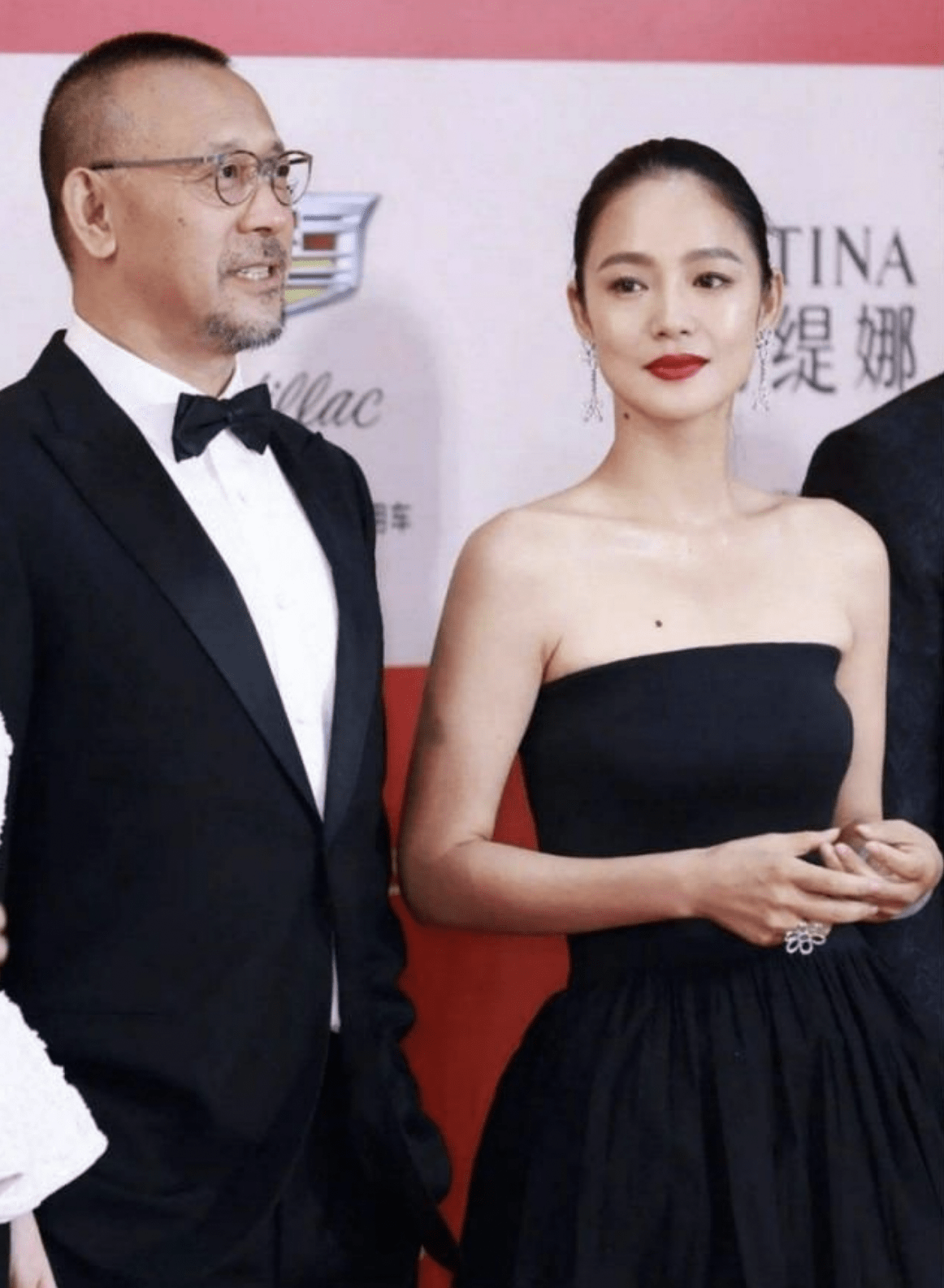 身材 周韵素颜和老公出门，扎丸子头暴露发际线，穿基础款气质却高级