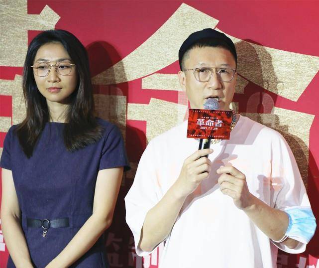 整体 孙红雷和妻子挺恩爱的，别看两人相差15岁，但意外的很和谐