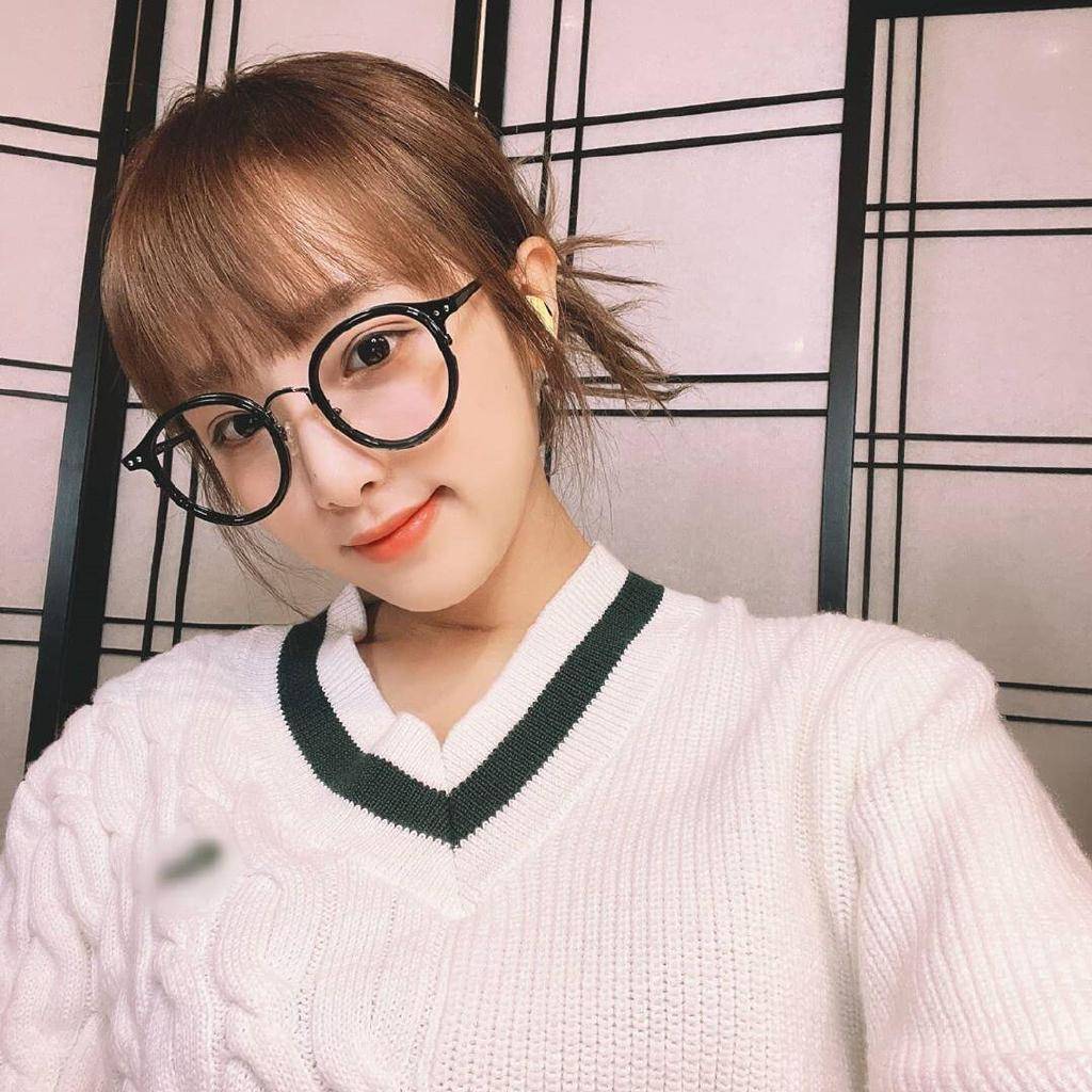 毛衣 IZONE最新私服照太养眼！成员穿搭风格迥异，金珉周无惧秀素颜