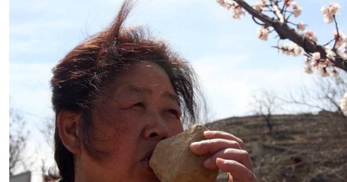 樊大妈|村妇50年吃了5吨土,从小把土当零食吃,医生说了3个字