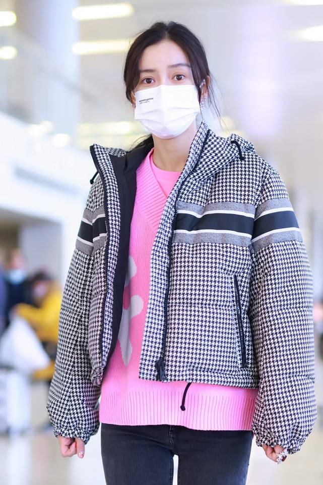 整体 Baby的衣品有点下降，穿的虽然接地气，但是却带着一种清新感