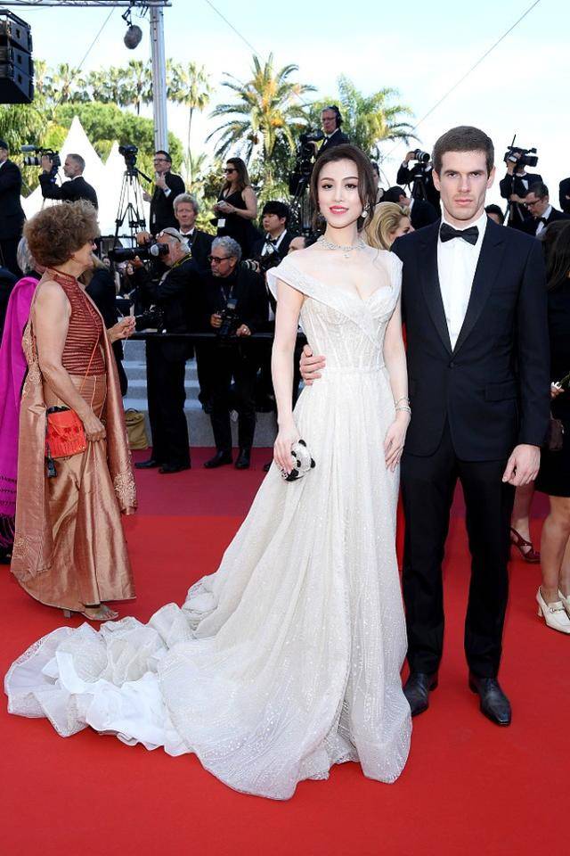 曲线 葛天身材曲线一般人比不了，不愧是模特出身，穿着打扮很诱人