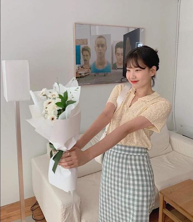 时尚走活力少女路线的ins博主 穿搭格外偏爱浅色和亮色系