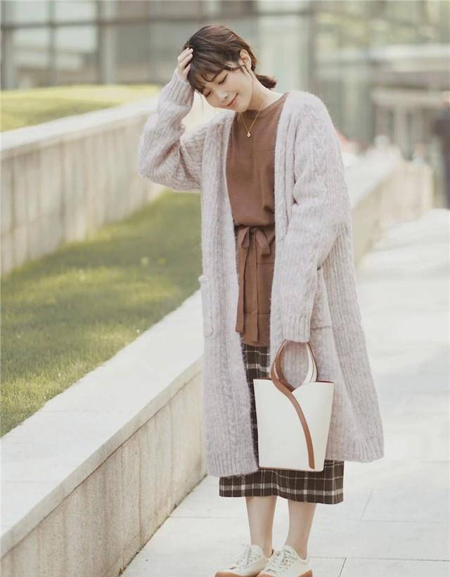 面料 今春流行的奶茶色“开衫”,温柔恬静又大方,尽情演绎气质淑女范
