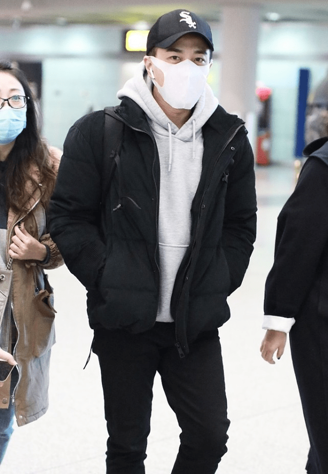 灰白色 刘恺威不愧是“叔圈典范”，机场同框魏大勋也不输气质，成熟稳重
