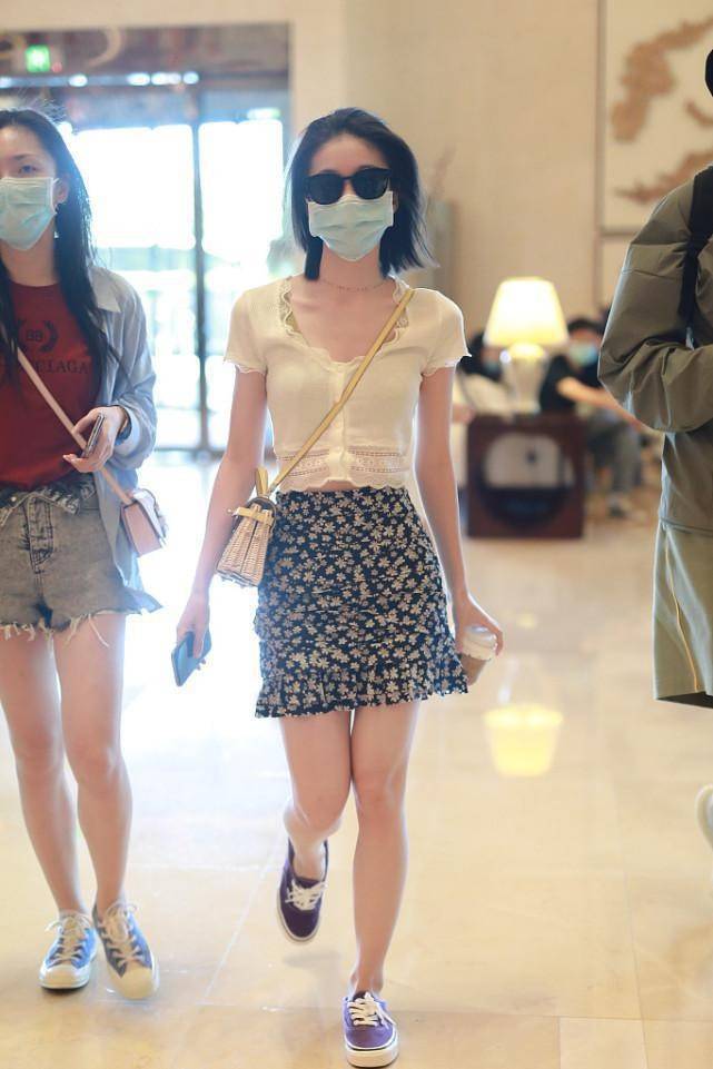 张雪迎 张雪迎:T恤的百搭风配牛仔裙或者短裤,显S型身材,时髦又减龄!