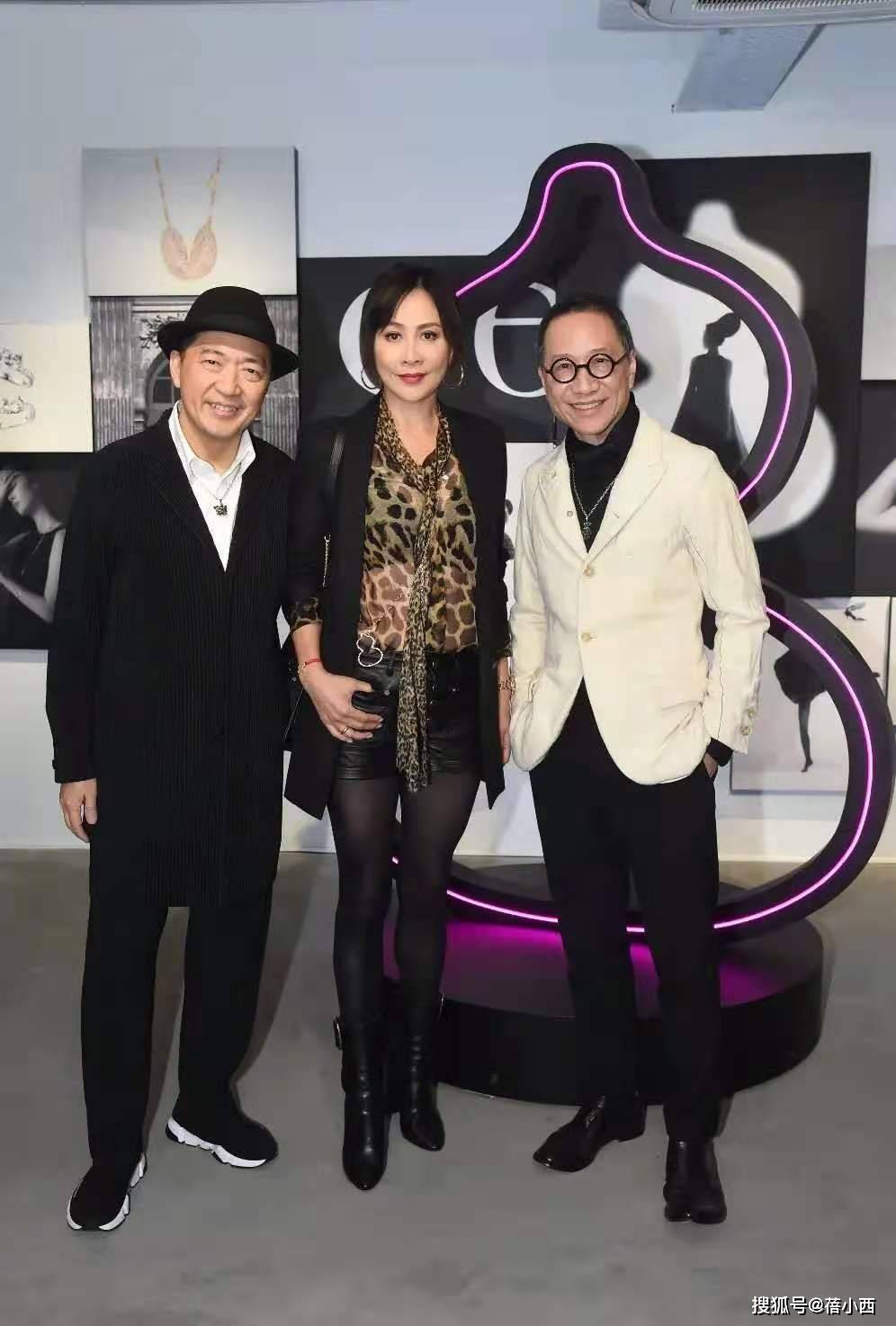 套装 “刘嘉玲”真厉害，穿豹纹衬衫混搭皮裤+黑丝袜，比年轻人还敢穿