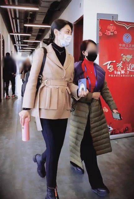 漂亮 周涛被刻意美化成气质女神,素颜很大众并不漂亮,就是普通老人!