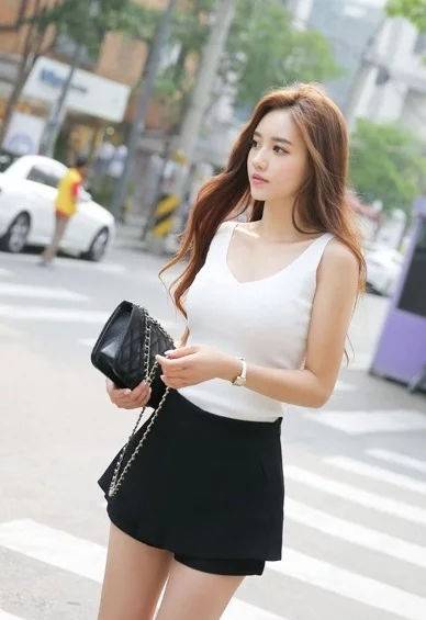 短裙|小清新甜蜜的女孩,搭配一件紧身牛仔裤,时尚靓丽