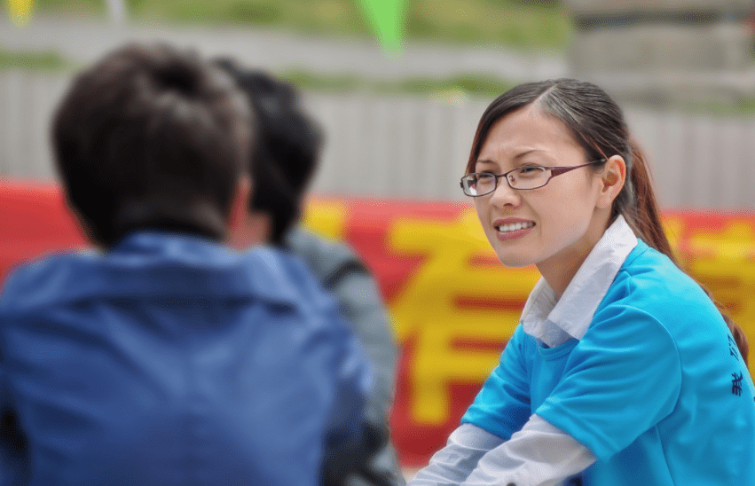 食堂|初中不允许学生带零食,学校门口零食扔一地,对此网友意见不一