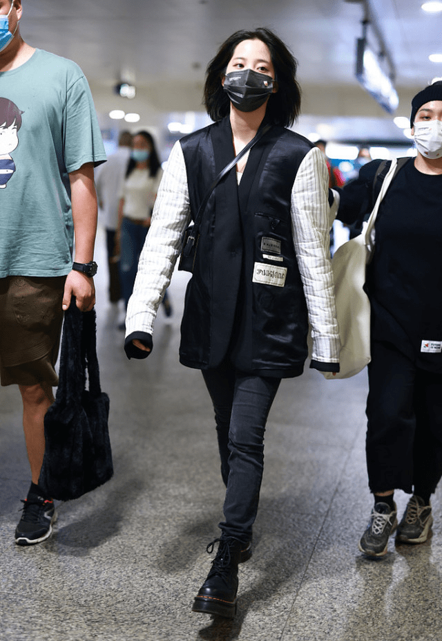 颜色 在林青霞身边长大的欧阳娜娜气质真好，休闲装有个性，低调淑女