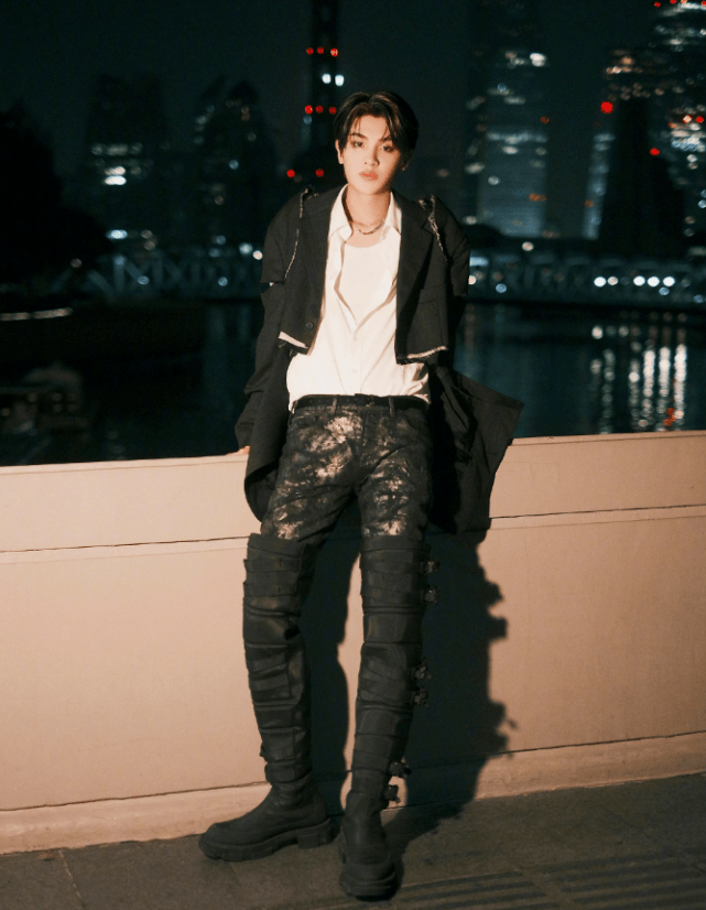 黄明昊 黄明昊的“绷带鞋”有多潮？当他搭配扎染裤后，男生都沸腾了