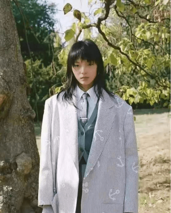 服装 春季挑西装却穿不出气质感？教你从面料、细节上下功夫，超实用