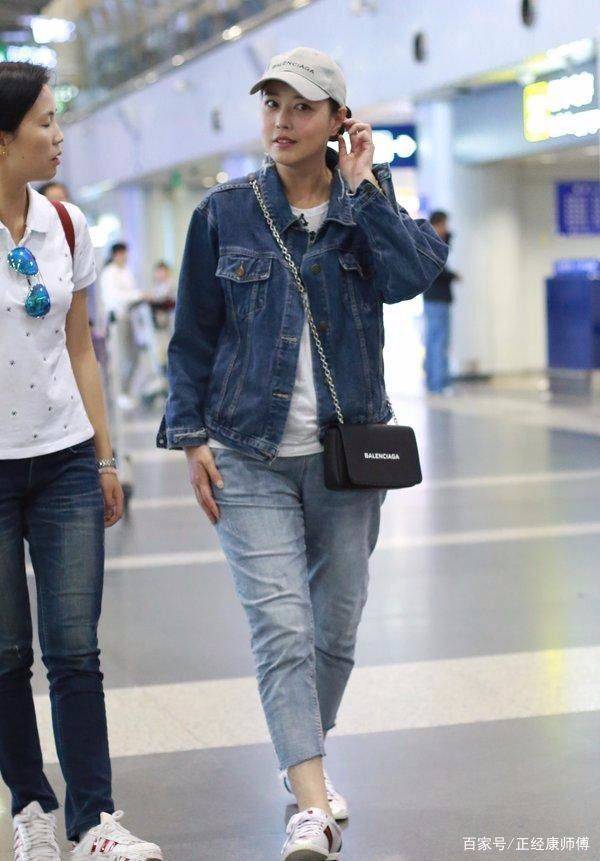 漂亮 周海媚打疫苗被拍，素颜不像有50多岁的，戴口罩也遮不住她的美！