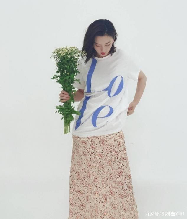 个性 宋祖儿这气质我服了，素颜穿“奶奶裙”走机场，把土味穿出时尚感