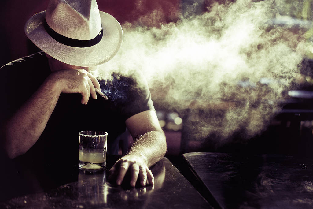 抽烟喝酒的图片 男人图片