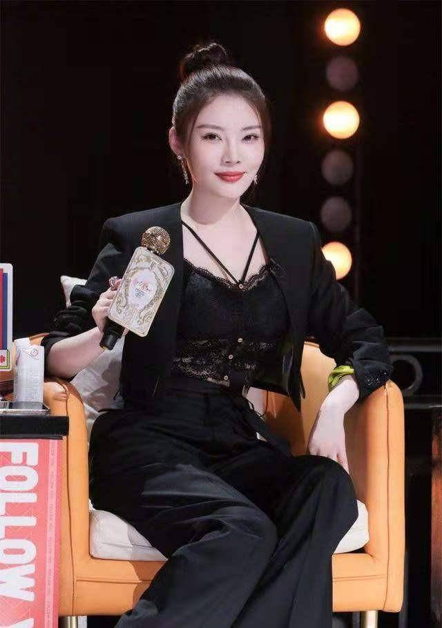 徐冬冬 徐冬冬穿衣挺“放得开”，穿西装露出蕾丝内搭，身材好就是占便宜