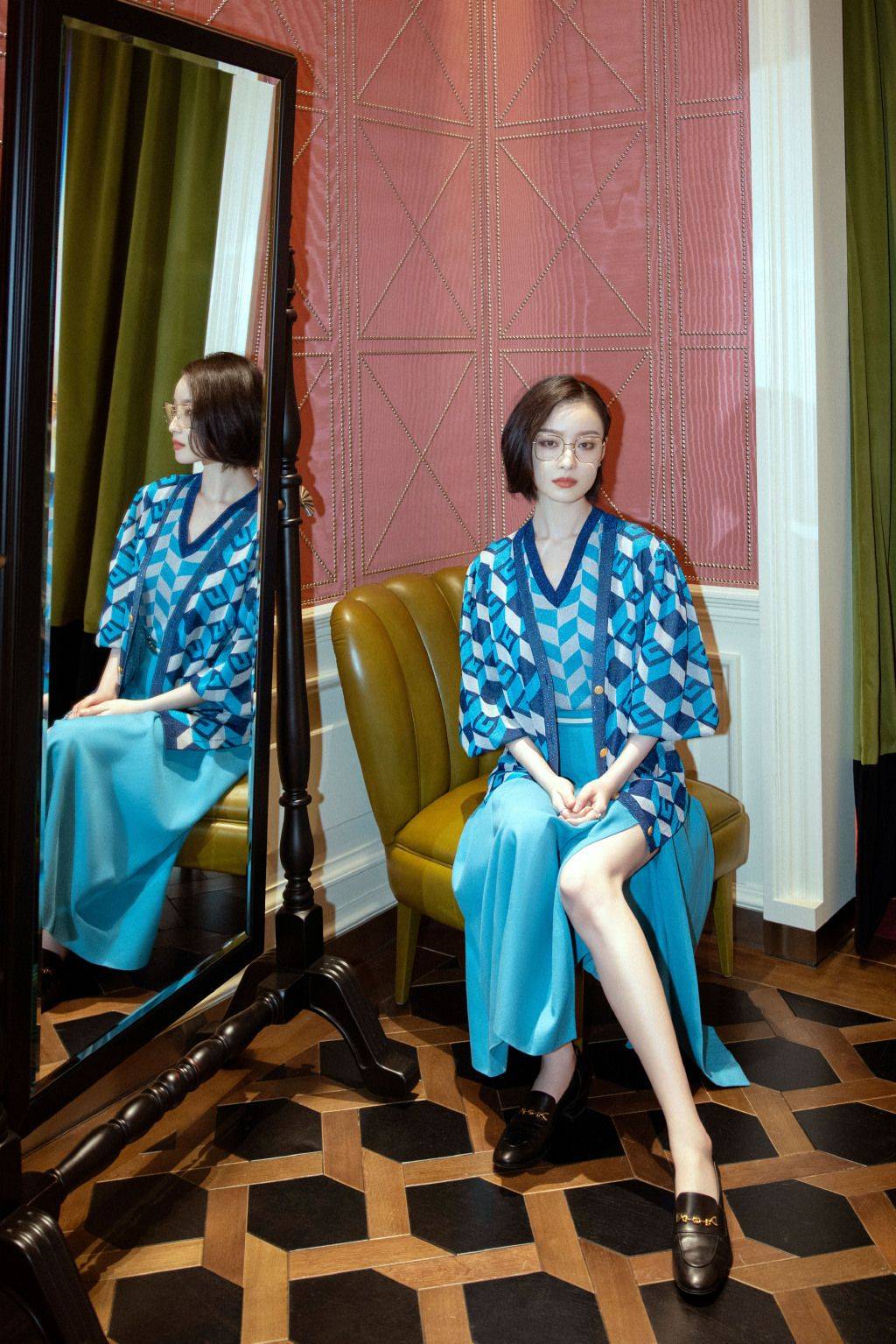 教科书 倪妮素颜游客照好清纯,气质太好了,“教科书式”穿搭不能错过