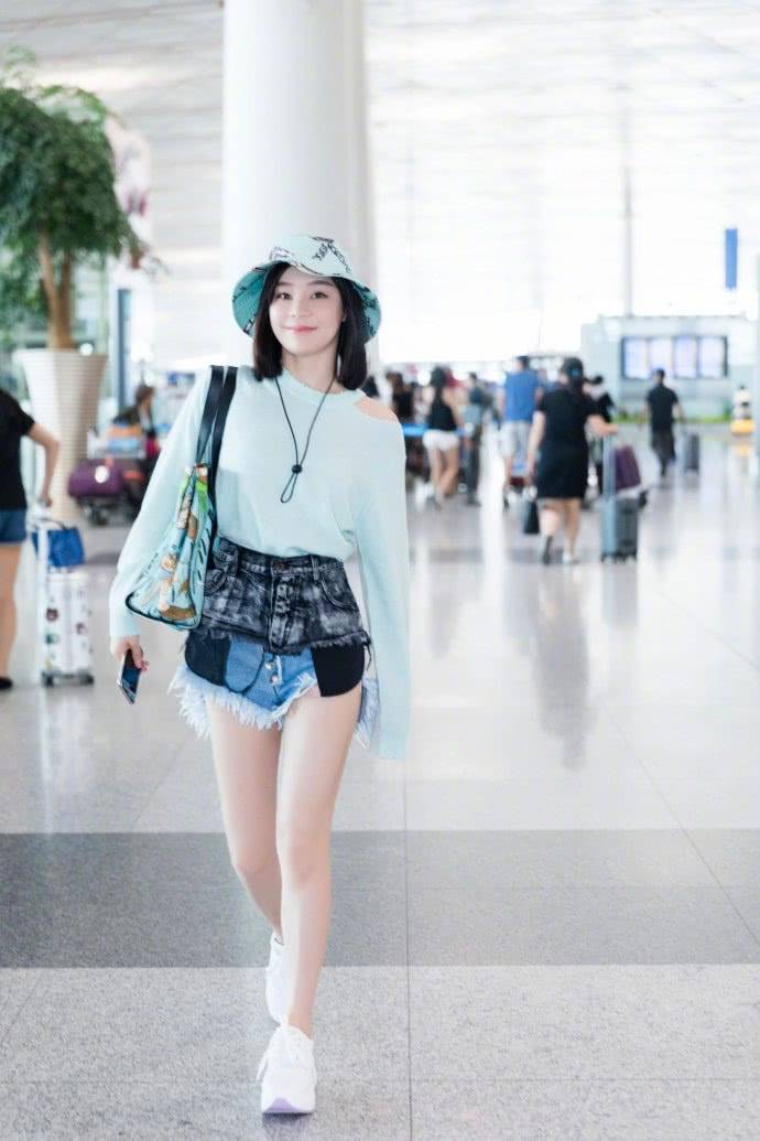 操作 袁姗姗又解锁新搭配,居然能够一次穿下两条短裤,这波操作给满分