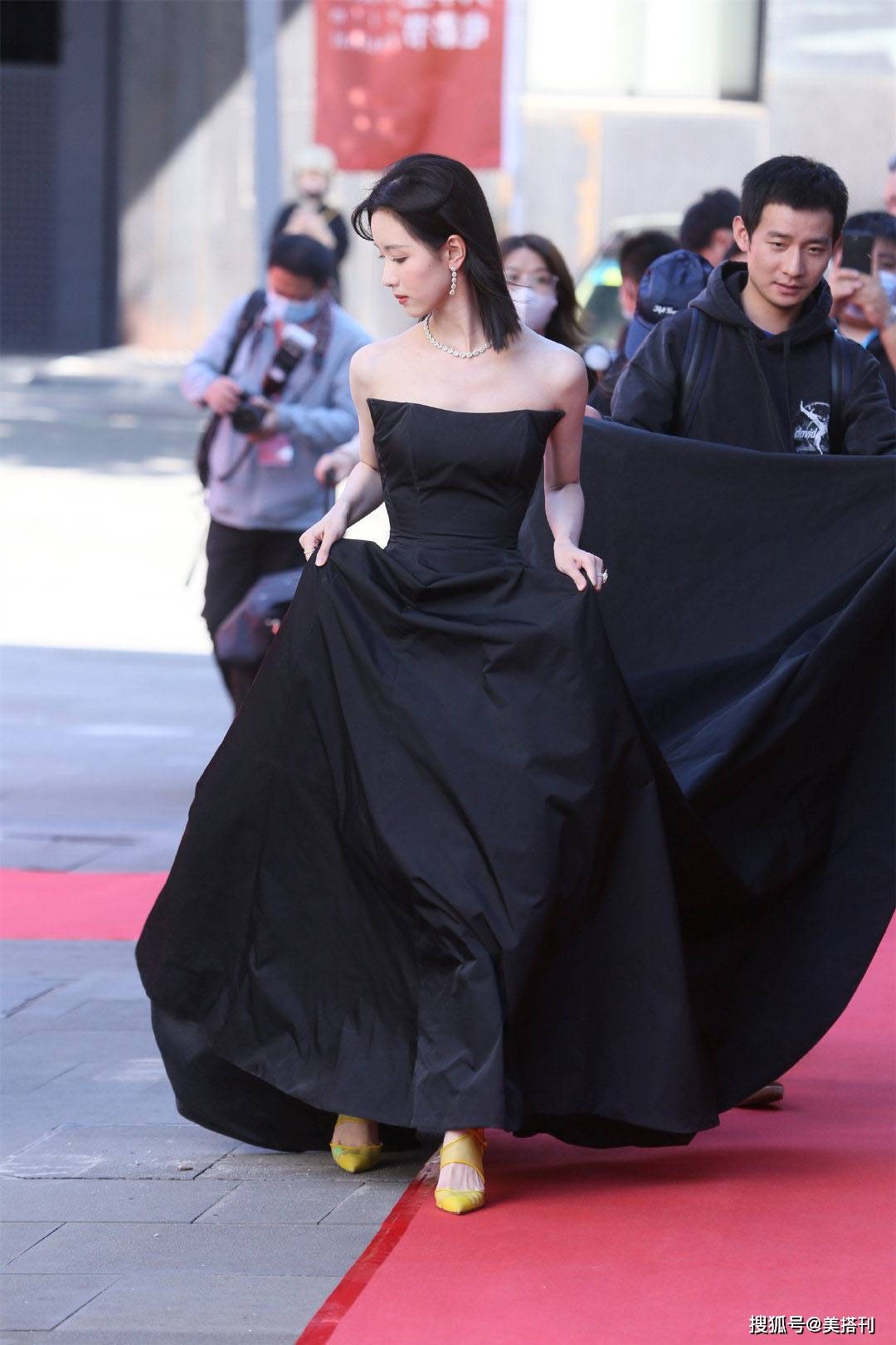 白裙 陈都灵不要再浓妆艳抹了!一袭小黑裙亮相,网友:简简单单的最美