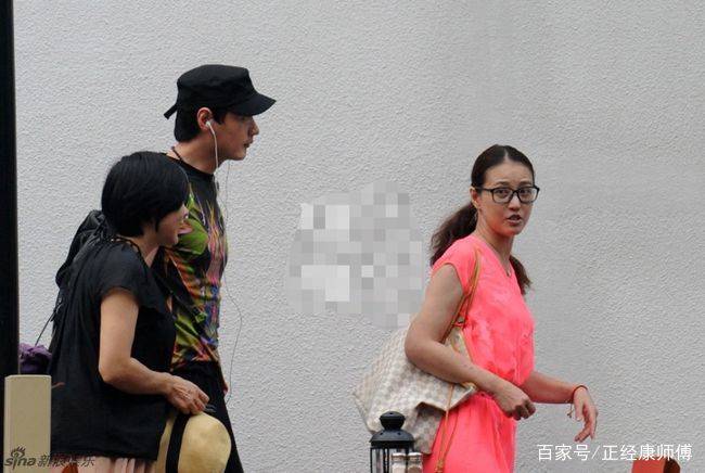 漂亮 周海媚打疫苗被拍，素颜不像有50多岁的，戴口罩也遮不住她的美！