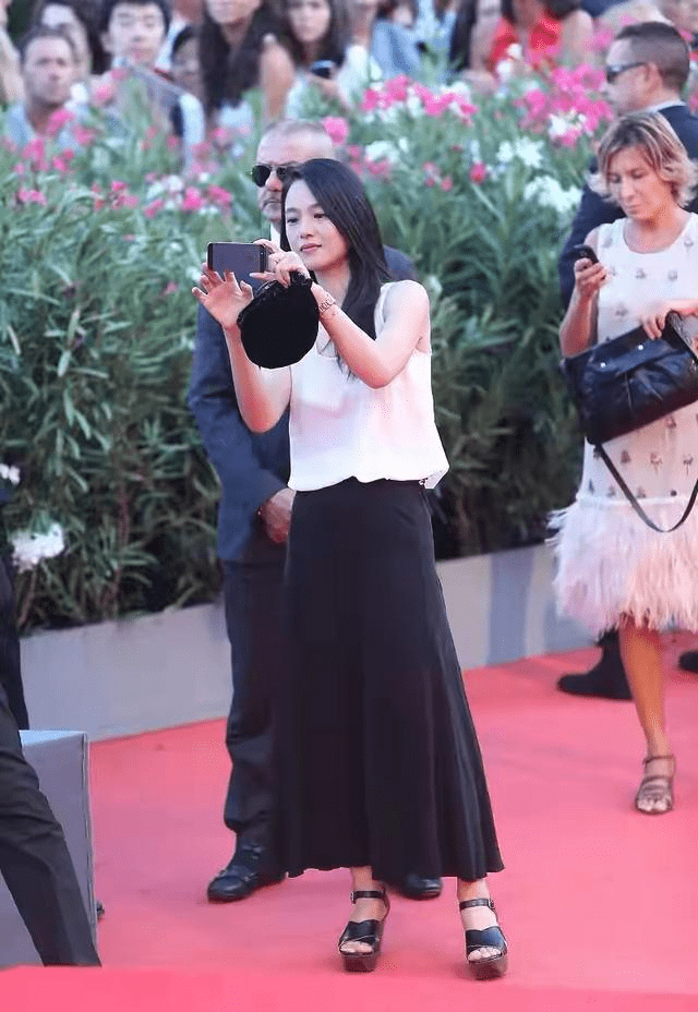 身材 周韵素颜和老公出门，扎丸子头暴露发际线，穿基础款气质却高级