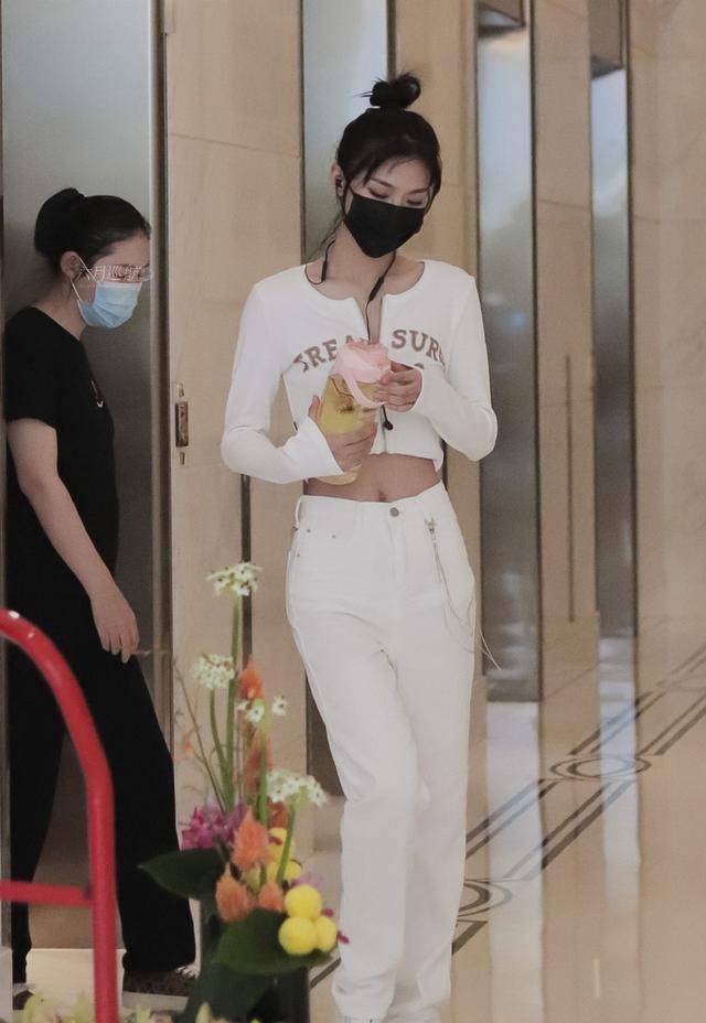 成功 曾可妮真懂打扮，穿露脐装大方秀蛮腰，却被手上的大水杯抢镜