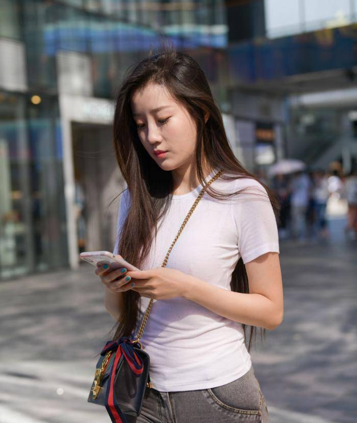 显得 健美裤别有一番风情,小姐姐修长的体态,平添了几分清冷的气质