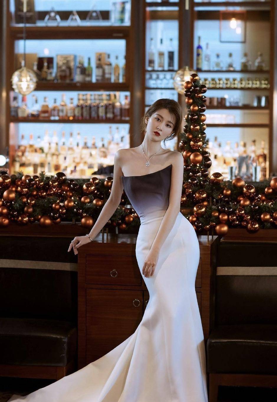 身材 我被乔欣的“括号臀”迷住了，穿紧身抹胸连衣裙，大胆秀出腰臀比