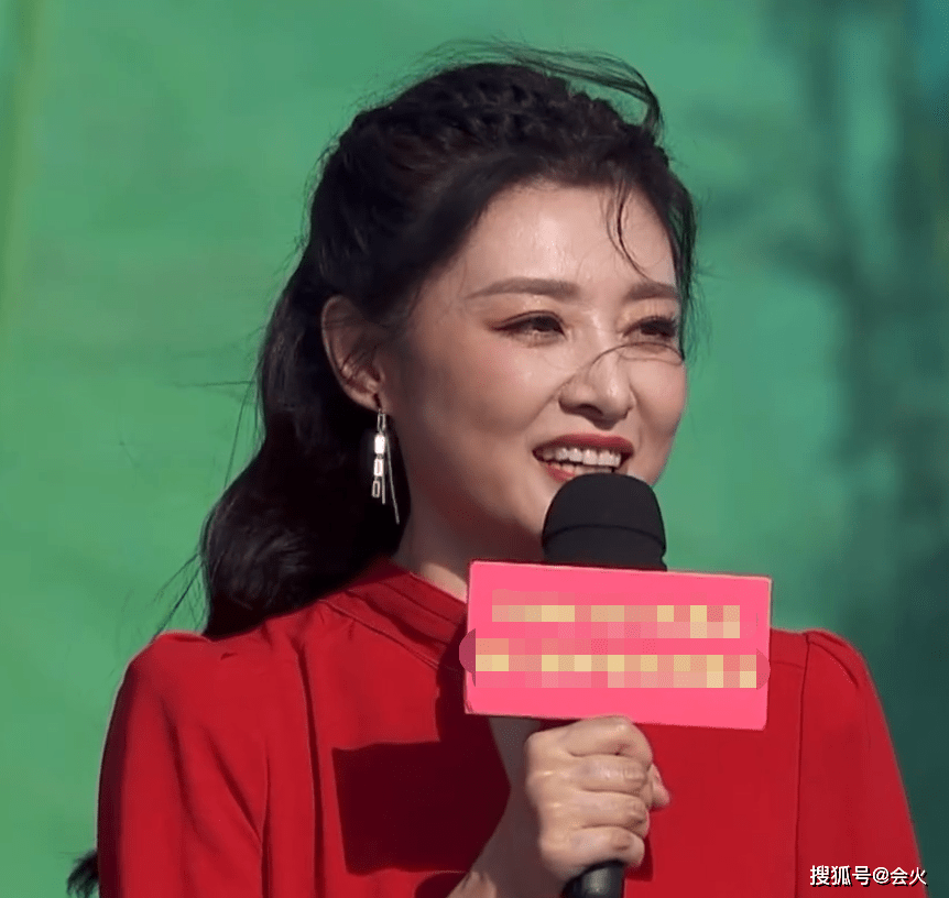 状态央视主持周涛罕化浓妆！穿红礼裙脚踩运动鞋，烈日下叉腰站立满头汗