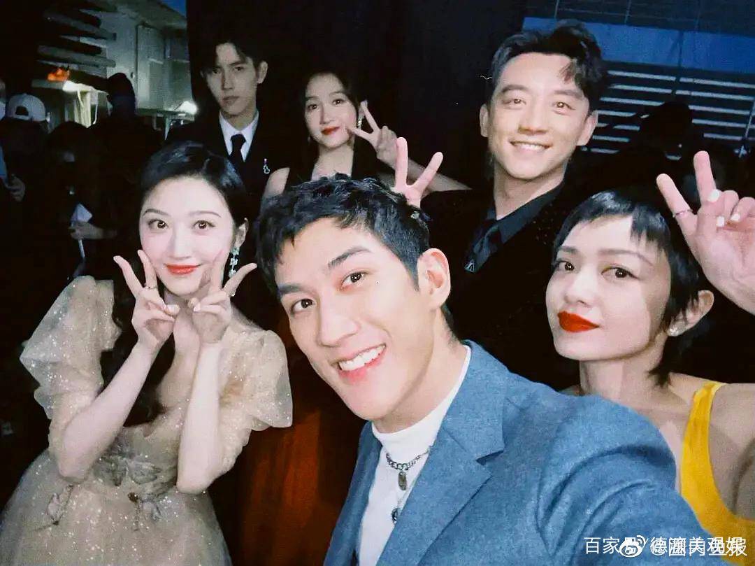 胡杏儿 大湾区中秋晚会:温碧霞露肩妩媚,赵丽颖又仙又欲,舒淇惊艳全场