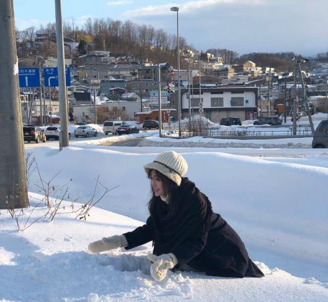 冬装 秦岚又秀冬季私服，除了戴上针织帽，还戴上针织手套保暖！