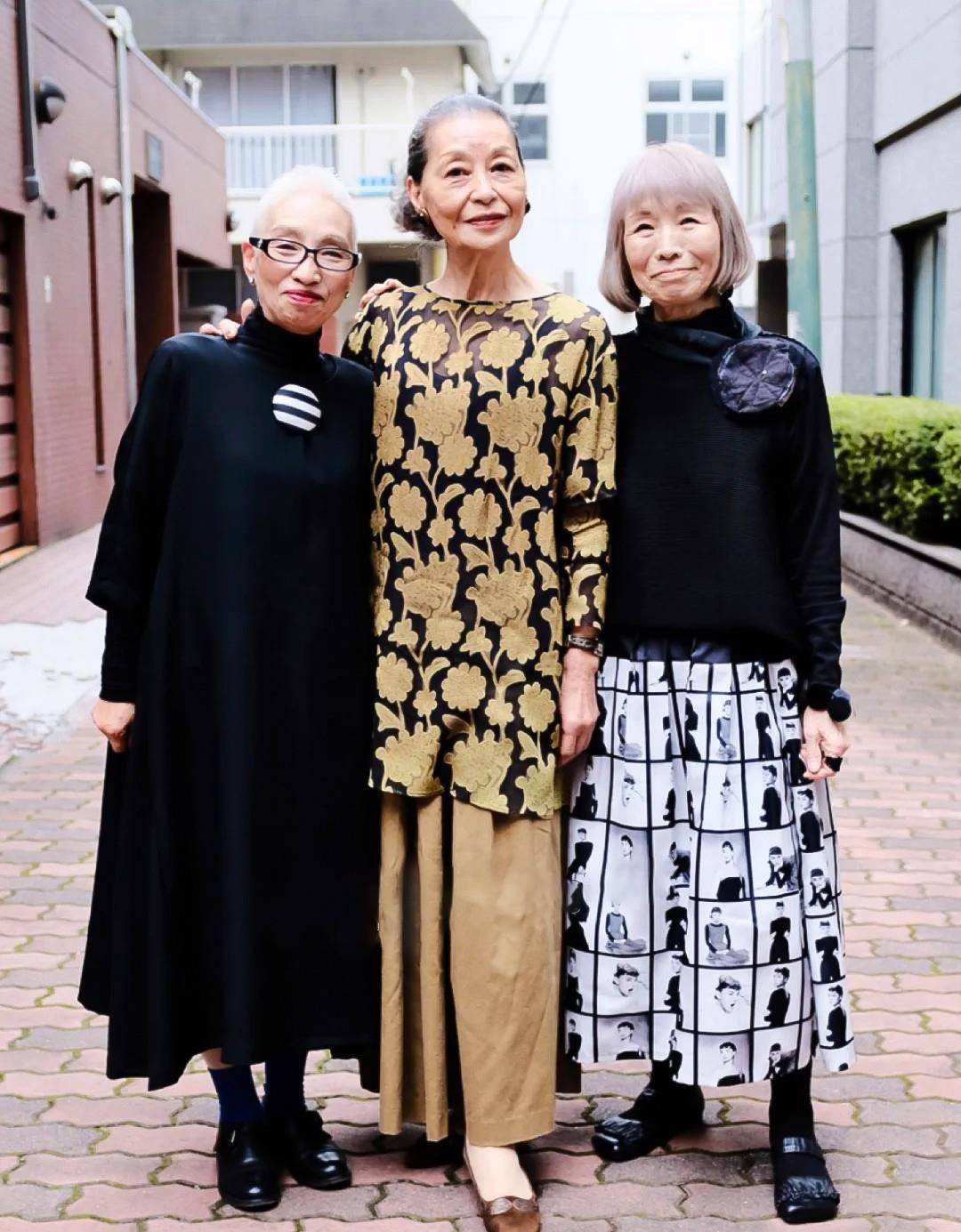 黑色 女人年过60岁又怎样？瞧“日本大妈”多爱打扮！自信的女人最美