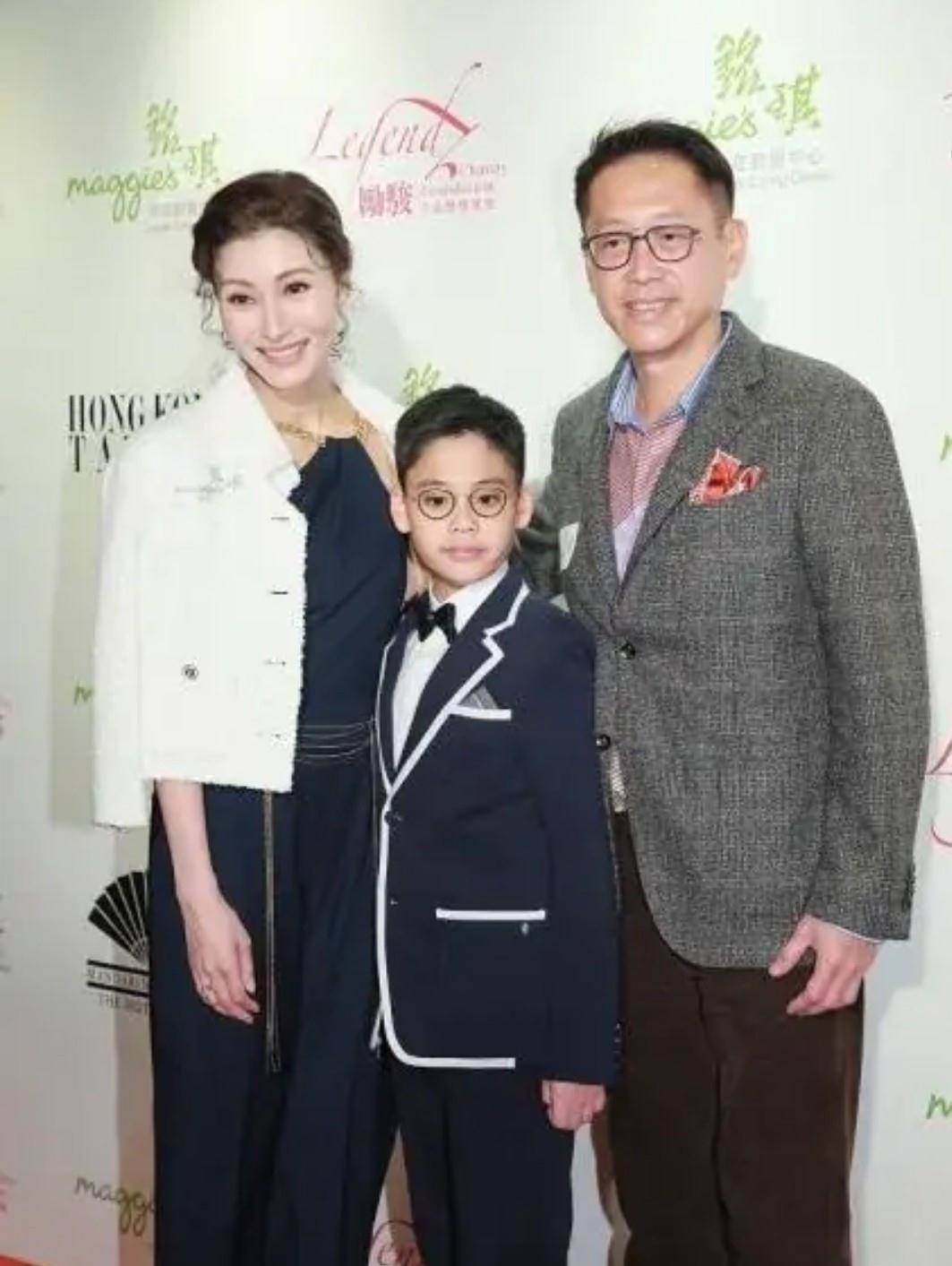 贵妇 李嘉欣嫁入豪门过上阔太生活，与儿子老公一同亮相，贵妇气质满满