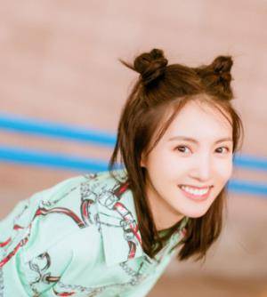 棕色 清新有活力的半扎发,半扎起的丸子头清爽干净,十分的甜美迷人