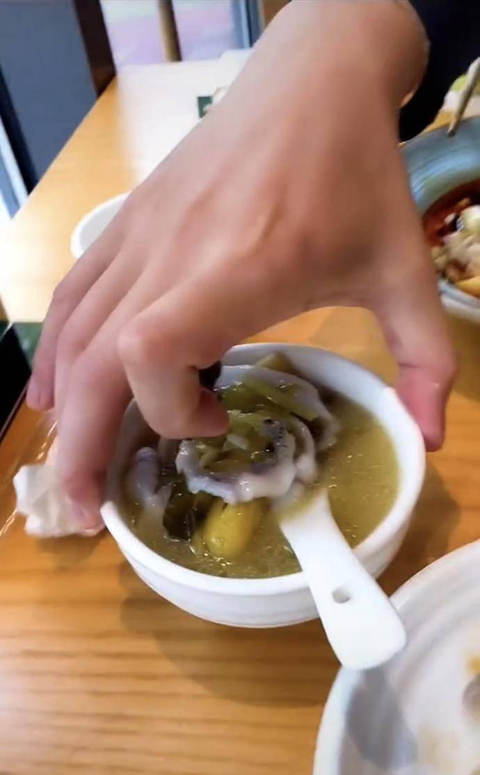 带着 何超莲与男友甜蜜约会,纯素颜怼脸拍,窦骁为其夹菜端汤太贴心